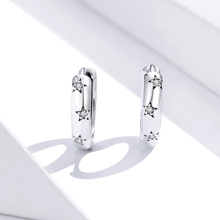 Boucles d’Oreilles Créoles Étoiles <titolo_esteso><span>en argent 925 plaqué or blanc avec zircons blancs</span></titolo_esteso> - Image 4
