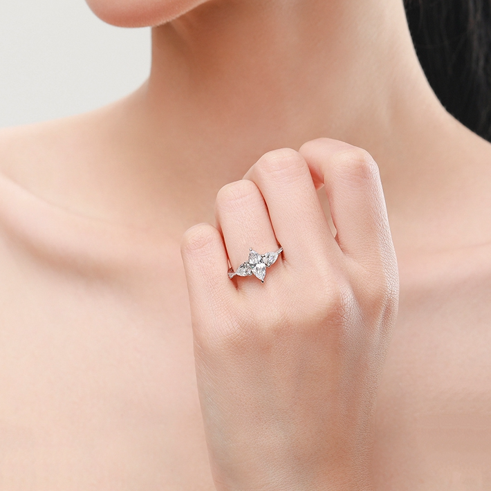 Bague Trilogie <titolo_esteso><span>en argent 925 plaqué or blanc avec zircons blancs</span></titolo_esteso> - Image 2