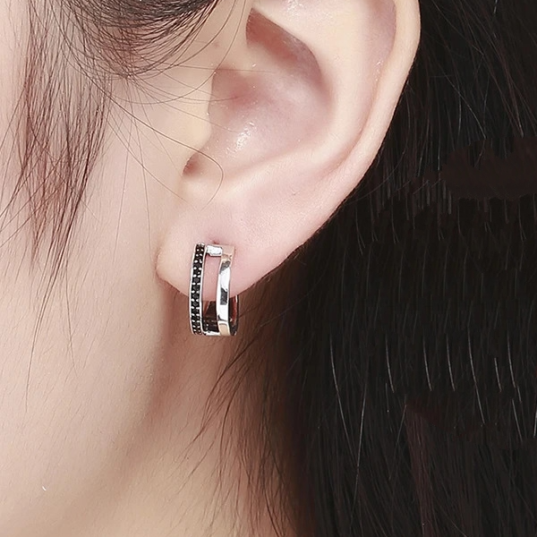 Boucles d’Oreilles Créoles Double <titolo_esteso><span>en argent 925 plaqué or blanc avec zircons noirs</span></titolo_esteso> - Image 2