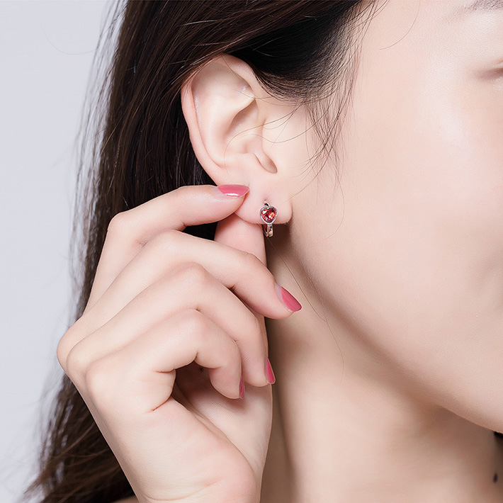 [OOS] Boucles d’Oreilles Créoles Coeurs en argent 925 plaqué or blanc avec zircons rouges - Photo 2