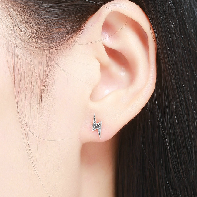 Boucles d'Oreilles Foudre <titolo_esteso><span>en argent 925 plaqué or blanc avec zircons noirs</span></titolo_esteso> - Image 2