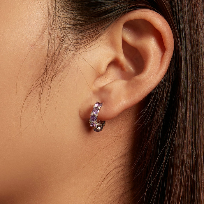Boucles d'oreilles Créoles Violettes <titolo_esteso><span>en argent 925 plaqué or blanc avec zircons violets</span></titolo_esteso> - Image 2