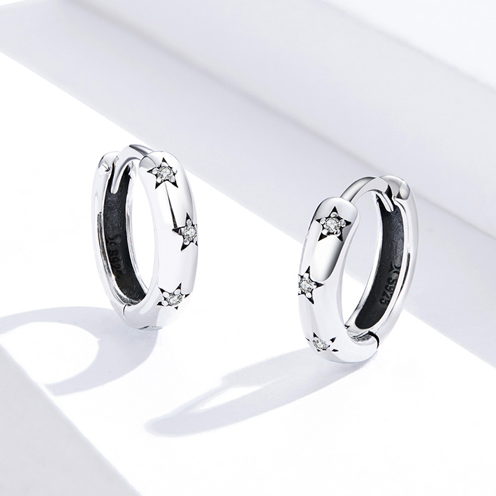 Boucles d’Oreilles Créoles Étoiles <titolo_esteso><span>en argent 925 plaqué or blanc avec zircons blancs</span></titolo_esteso> - Image 3