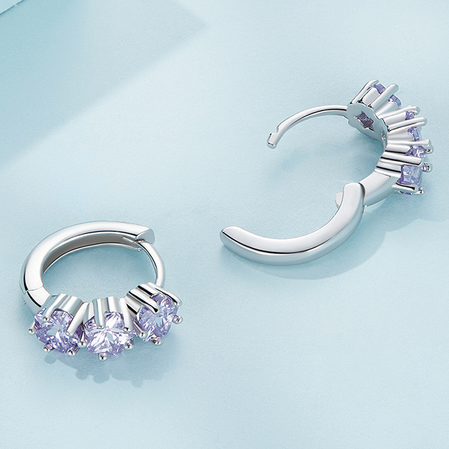 Boucles d'Oreilles Créoles Étoiles <titolo_esteso><span>en argent 925 plaqué or blanc avec zircons violet</span></titolo_esteso> - Image 4