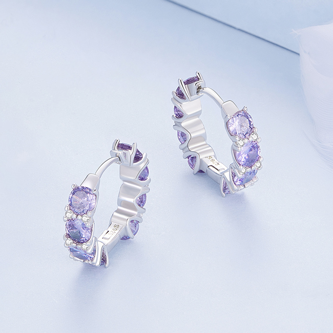 Boucles d'oreilles Créoles Violettes <titolo_esteso><span>en argent 925 plaqué or blanc avec zircons violets</span></titolo_esteso> - Image 4