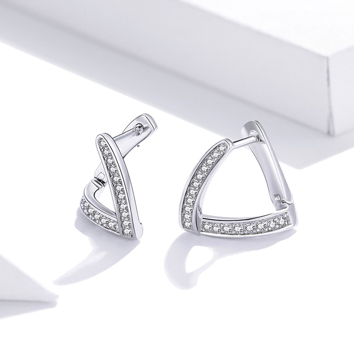 Boucles d’Oreilles Créoles Triangle <titolo_esteso><span>en argent 925 plaqué or blanc avec zircons blancs</span></titolo_esteso> - Image 4