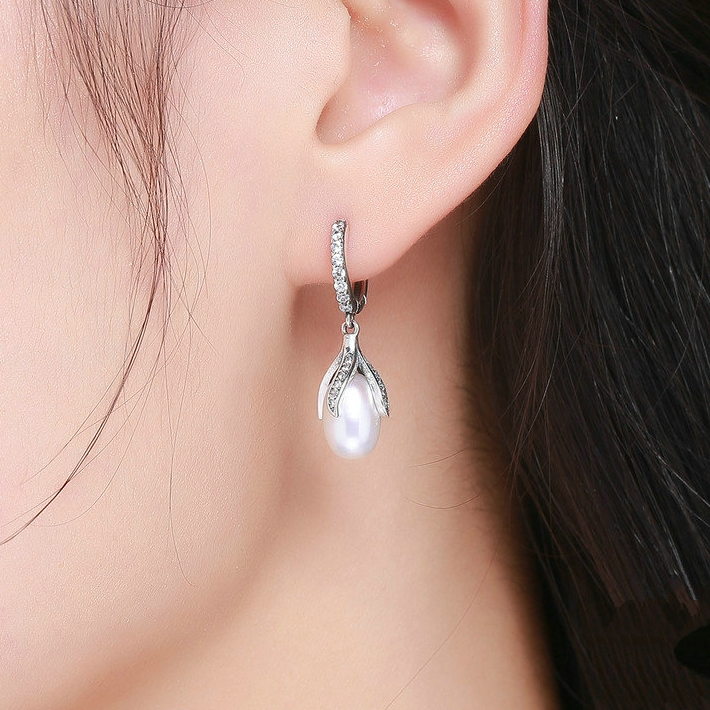 Boucles d’Oreilles Créoles Pendentif Perles <titolo_esteso><span>en argent 925 plaqué or blanc avec zircons blancs</span></titolo_esteso> - Image 2