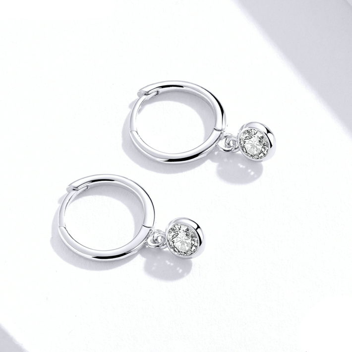 Boucles d'Oreilles Créoles Point Lumineux <titolo_esteso><span>en argent 925 plaqué or blanc avec zircons blancs</span></titolo_esteso> - Image 3