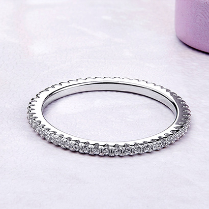 Bague d'Éternité Fine <titolo_esteso><span>en argent 925 plaqué or blanc avec zircons blancs</span></titolo_esteso> - Image 3