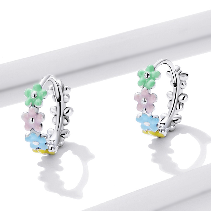 Boucles d’Oreilles Créoles Fleurs <titolo_esteso><span>en argent 925 plaqué or blanc émaillé à la main</span></titolo_esteso> - Image 3