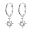Boucles d’Oreilles Créoles Pendentif Étoiles <titolo_esteso><span>en argent 925 plaqué or blanc avec zircons blancs</span></titolo_esteso>