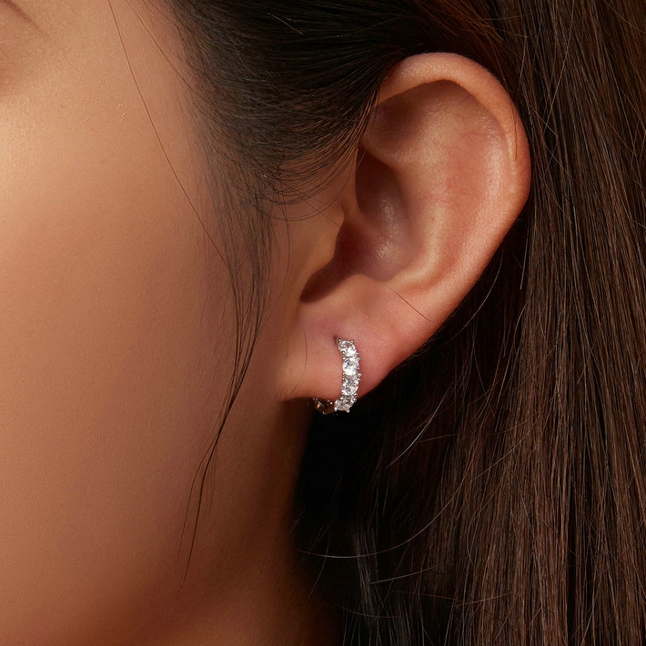 Boucles d'Oreilles Créoles Brillantes <titolo_esteso><span>en argent 925 plaqué or blanc avec zircons blancs</span></titolo_esteso> - Image 2