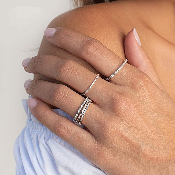 Bague d'Éternité Fine <titolo_esteso><span>en argent 925 plaqué or blanc avec zircons blancs</span></titolo_esteso> - Image 2