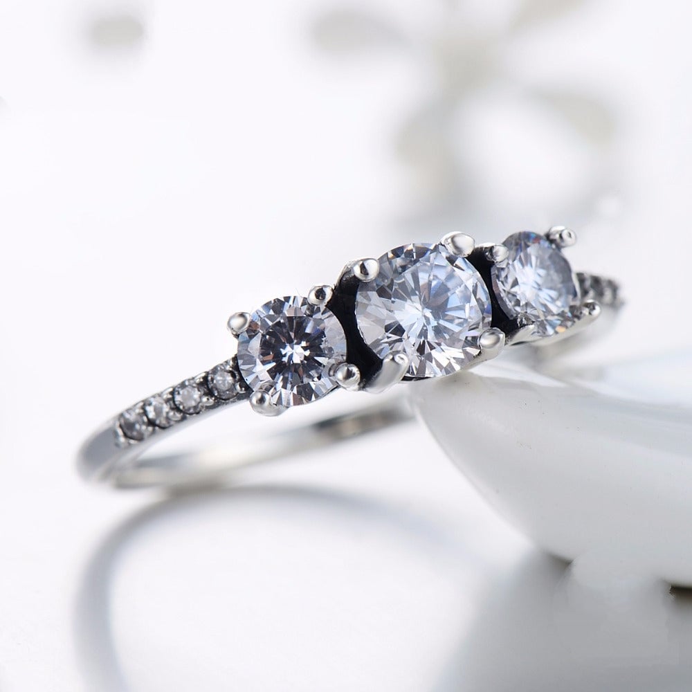 Bague Trilogie <titolo_esteso><span>en argent 925 plaqué or blanc avec trois zircons blancs taille brillant</span></titolo_esteso> - Image 3