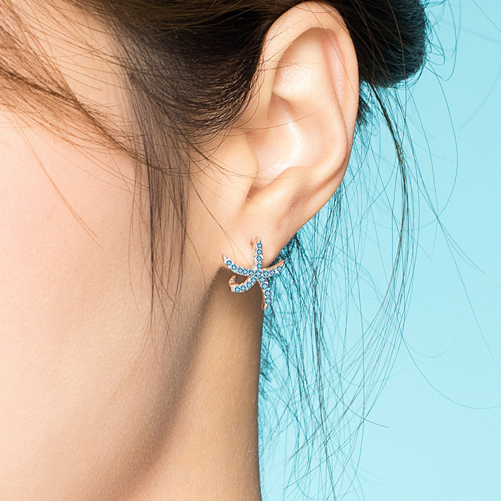 Boucles d'oreilles Étoile de Mer <titolo_esteso><span>en argent 925 plaqué or blanc avec pavé de zircons bleus</span></titolo_esteso> - Image 2