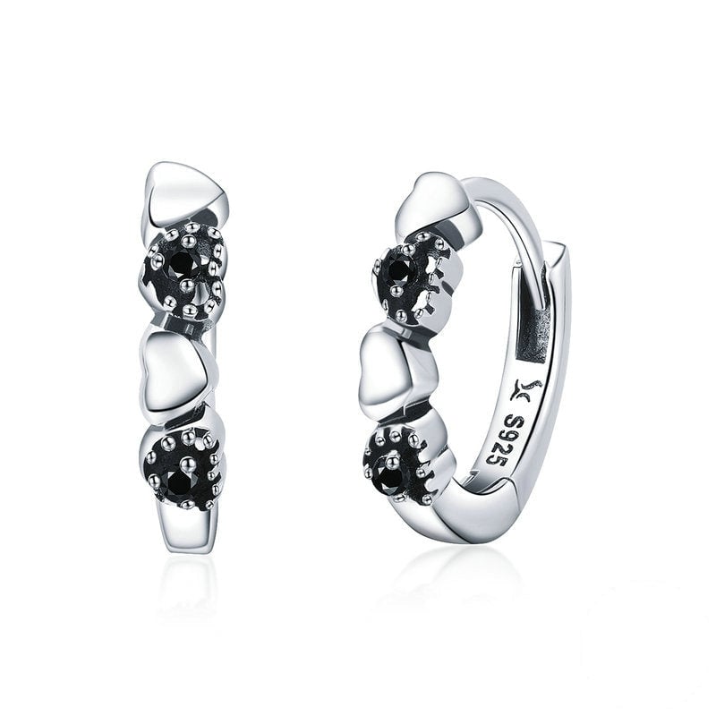 Boucles d’Oreilles Créoles Coeurs <titolo_esteso><span>en argent 925 plaqué or blanc avec zircons noirs</span></titolo_esteso>