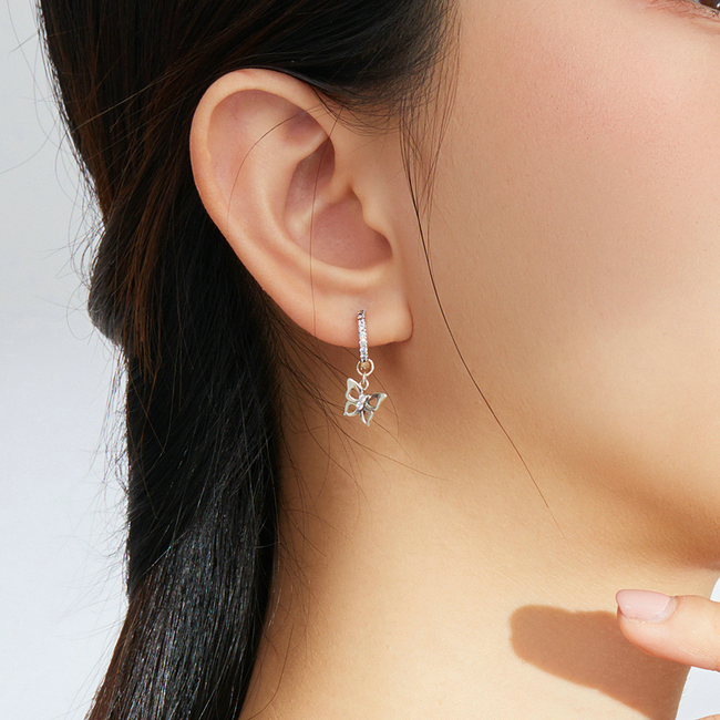Boucles d'Oreilles Créoles Pendentif Papillons <titolo_esteso><span>en argent 925 plaqué or blanc avec zircons blancs</span></titolo_esteso> - Image 2