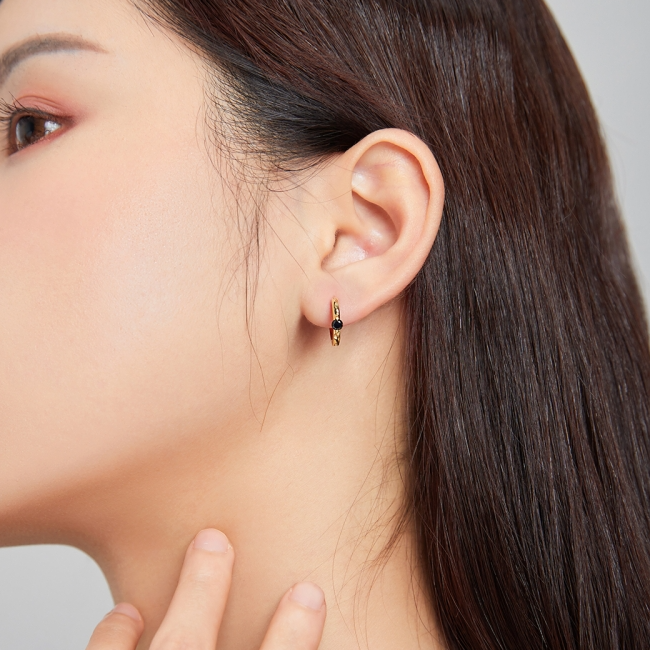 Boucles d'Oreilles Créoles Point Lumineux <titolo_esteso><span>en argent 925 plaqué or jaune avec zircons noirs</span></titolo_esteso> - Image 2