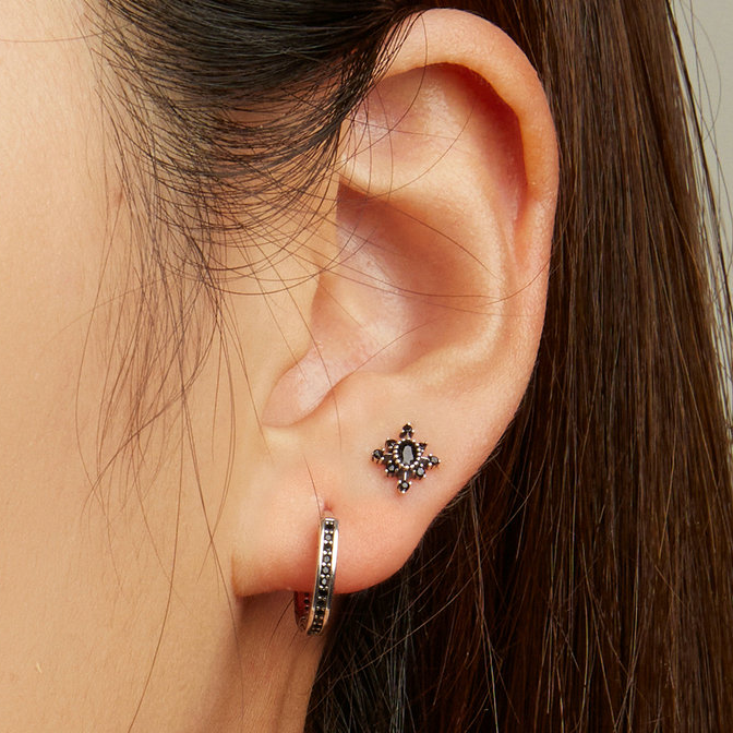 Boucles d’Oreilles Étoiles Noires <myopt><span>Puces en Argent Sterling 925 plaqué or blanc avec zircons noirs</span></myopt> - Image 2