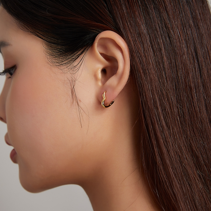 Boucles d'Oreilles Créoles Coeurs <titolo_esteso><span>en argent 925 plaqué or jaune</span></titolo_esteso> - Image 2