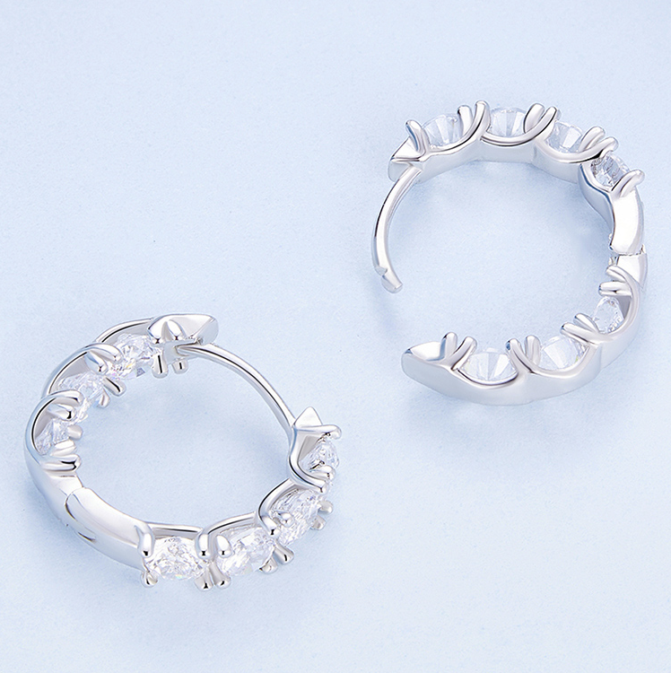 Boucles d'Oreilles Créoles Brillantes <titolo_esteso><span>en argent 925 plaqué or blanc avec zircons blancs</span></titolo_esteso> - Image 5