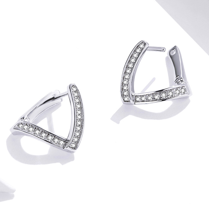 Boucles d’Oreilles Créoles Triangle <titolo_esteso><span>en argent 925 plaqué or blanc avec zircons blancs</span></titolo_esteso> - Image 5