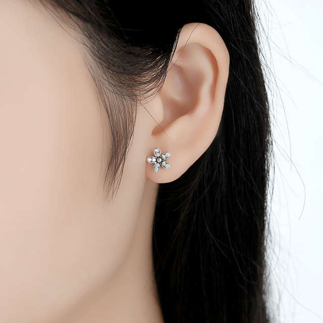 Boucles d'Oreilles Petites Fleurs <titolo_esteso><span>en argent 925 plaqué or blanc avec zircons blancs</span></titolo_esteso> - Image 2
