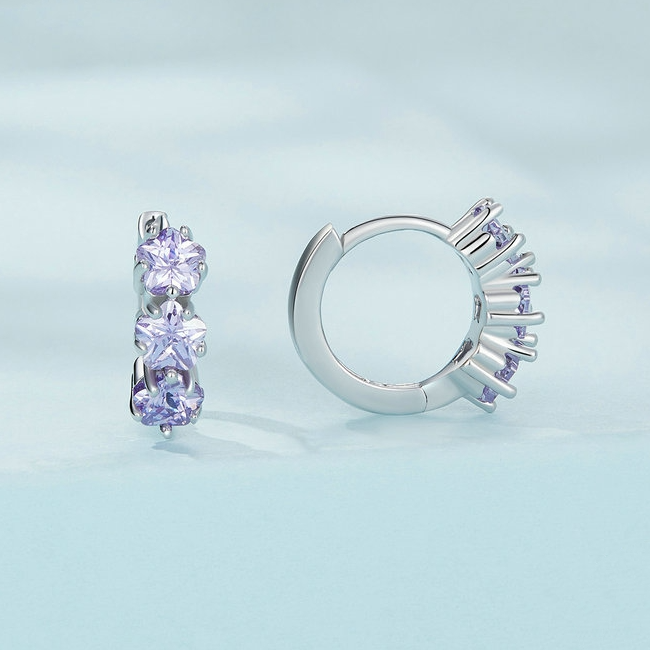 Boucles d'Oreilles Créoles Étoiles <titolo_esteso><span>en argent 925 plaqué or blanc avec zircons violet</span></titolo_esteso> - Image 3