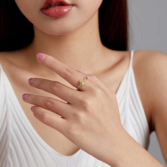 Bague Tournesol <titolo_esteso><span>en argent 925 plaqué or blanc ajustable avec pétales plaqués or jaune et zircon blanc</span></titolo_esteso> - Image 7