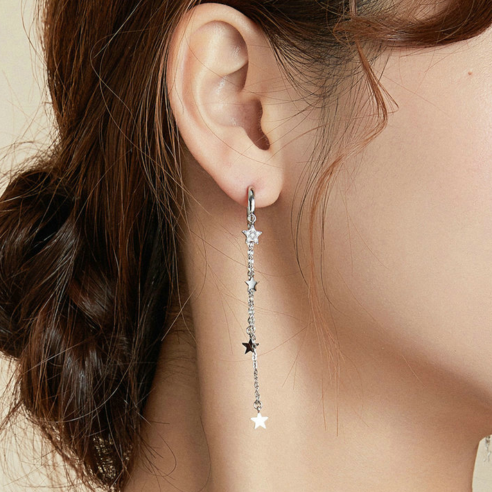 Boucles d'Oreilles Créoles Pendentif Étoiles <titolo_esteso><span>en argent 925 plaqué or blanc avec zircons blancs</span></titolo_esteso> - Image 2
