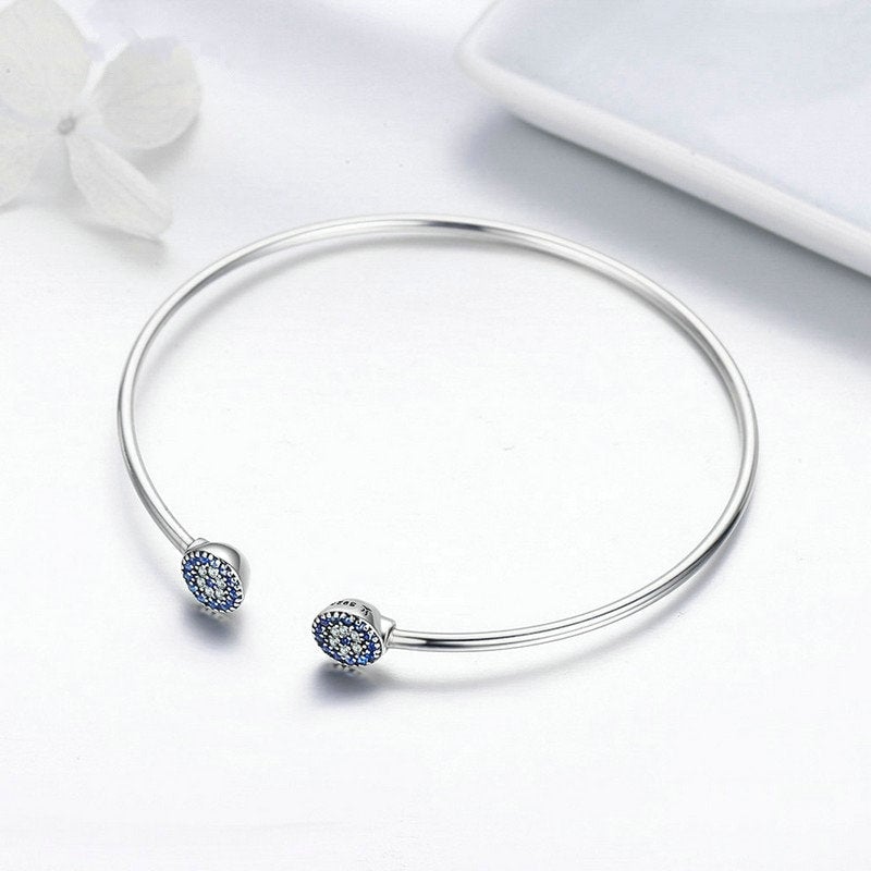 Bracelet Oeil d'Allah <titolo_esteso><span>jonc en argent 925 plaqué or blanc avec zircons blancs et bleus</span></titolo_esteso> - Image 3