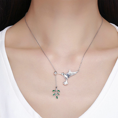 Collier Colibri avec Brindille d’Olivier <myopt><span>Argent Sterling 925 plaqué or blanc avec zircons verts et fermoir ajustable</span></myopt> - Image 2