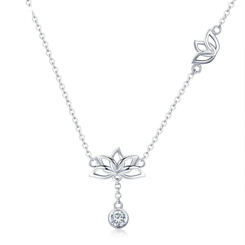 Collier Fleurs de Lotus <titolo_esteso><span>en argent 925 plaqué or blanc ajustable avec zircon blanc</span></titolo_esteso>