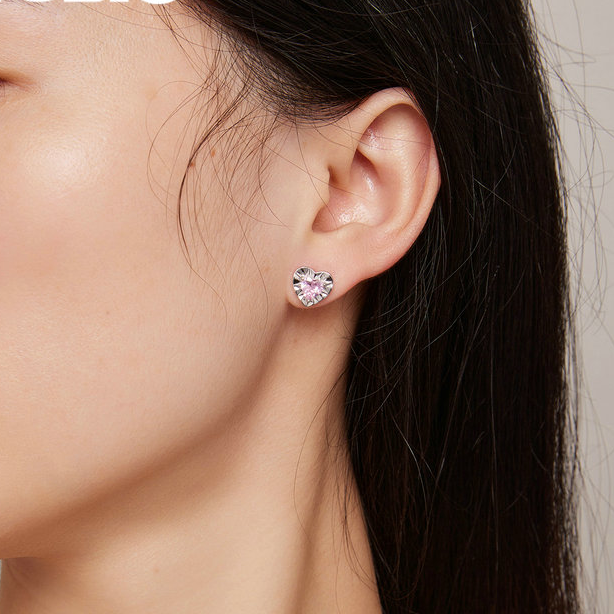 Boucles d'Oreilles Coeurs Roses <titolo_esteso><span>en argent 925 plaqué or blanc avec zircons roses</span></titolo_esteso> - Image 2