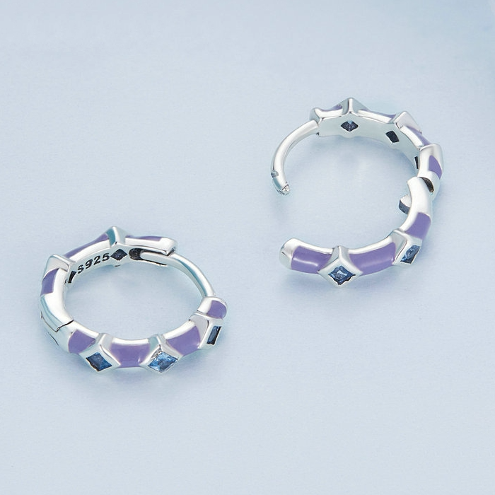 Boucles d'oreilles Créoles Violettes <titolo_esteso><span>en argent plaqué or blanc 925 avec émail violet et zircons bleus</span></titolo_esteso> - Image 5