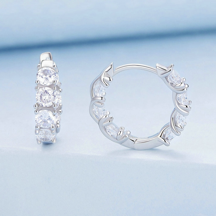 Boucles d'Oreilles Créoles Brillantes <titolo_esteso><span>en argent 925 plaqué or blanc avec zircons blancs</span></titolo_esteso> - Image 3