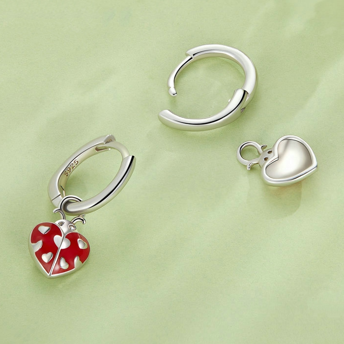Boucles d'Oreilles Créoles Pendentif Coccinelles <titolo_esteso><span>en argent 925 plaqué or blanc émaillé à la main</span></titolo_esteso> - Image 5