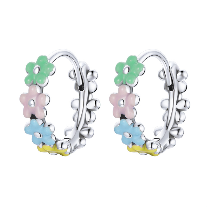 Boucles d’Oreilles Créoles Fleurs <titolo_esteso><span>en argent 925 plaqué or blanc émaillé à la main</span></titolo_esteso>