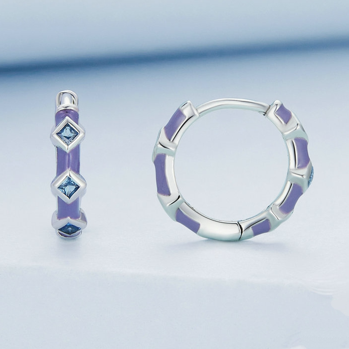 Boucles d'oreilles Créoles Violettes <titolo_esteso><span>en argent plaqué or blanc 925 avec émail violet et zircons bleus</span></titolo_esteso> - Image 3