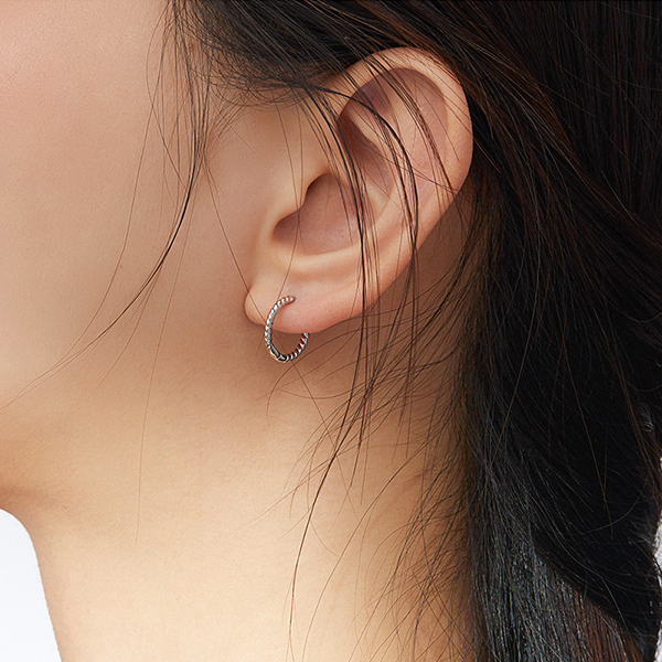 Boucles d’Oreilles Créoles Tressées <titolo_esteso><span>en argent 925 plaqué or blanc</span></titolo_esteso> - Image 2