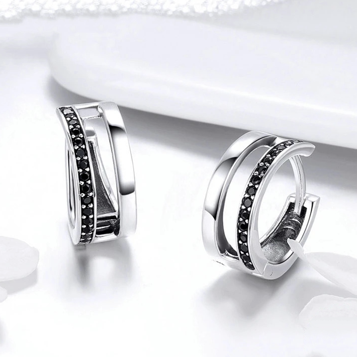 Boucles d’Oreilles Créoles Double <titolo_esteso><span>en argent 925 plaqué or blanc avec zircons noirs</span></titolo_esteso> - Image 4