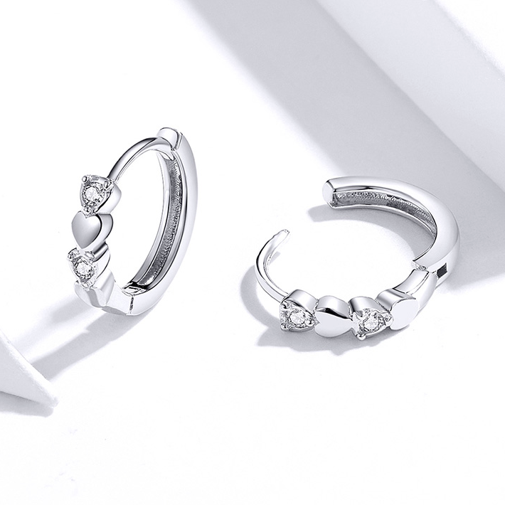 Boucles d'Oreilles Créoles Coeurs <titolo_esteso><span>en argent 925 plaqué or blanc avec zircons blancs</span></titolo_esteso> - Image 5