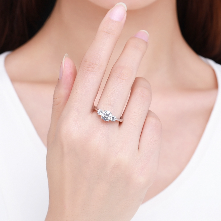 Bague Trilogie <titolo_esteso><span>en argent 925 plaqué or blanc avec zircons blancs</span></titolo_esteso> - Image 2
