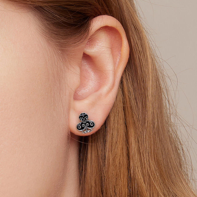 Boucles d'Oreilles Diamants et Clubs de Poker <titolo_esteso><span>en argent 925 plaqué or blanc émaillé à la main</span></titolo_esteso> - Image 2