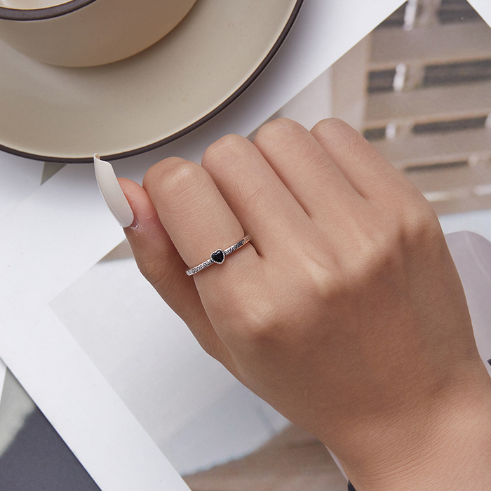Bague Coeur Noir <titolo_esteso><span>en argent 925 plaqué or blanc ajustable avec zircon noir et gravures faites à la main</span></titolo_esteso> - Image 2