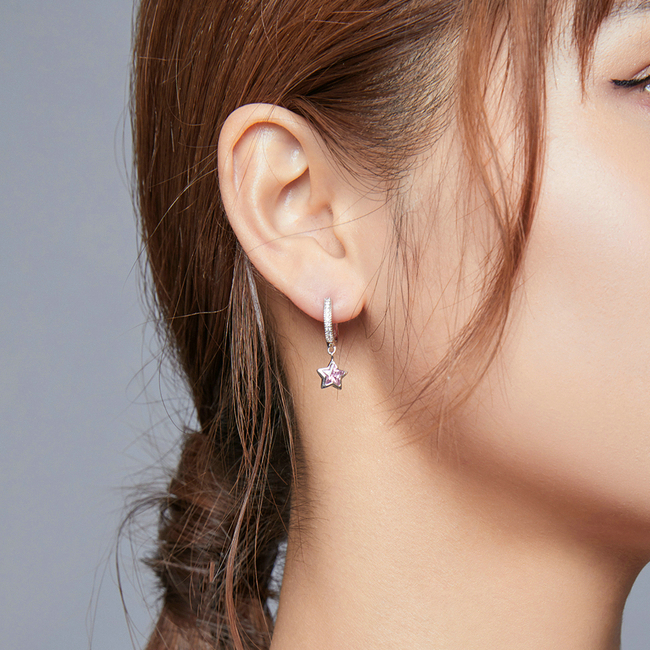 Boucles d’Oreilles Créoles Pendentif Étoiles <titolo_esteso><span>en argent 925 plaqué or blanc avec zircons blancs</span></titolo_esteso> - Image 2
