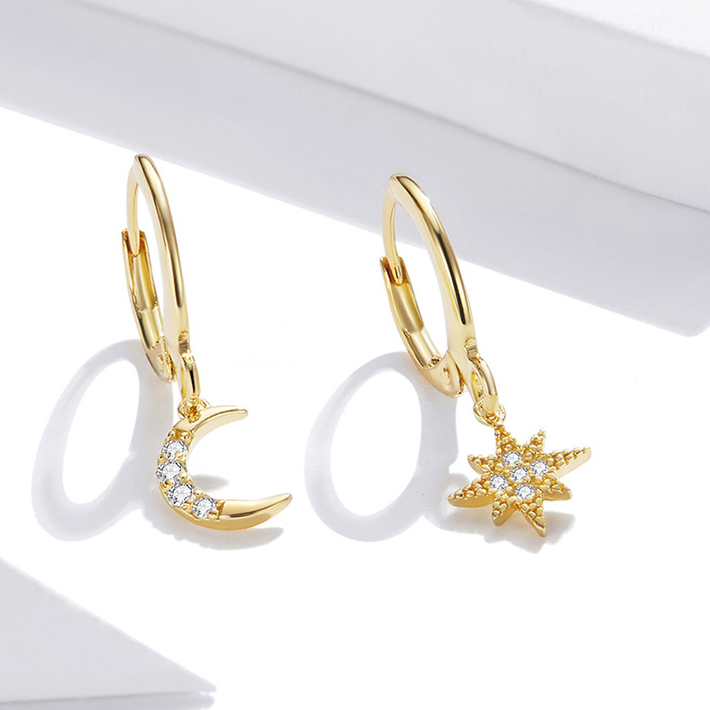 Boucles d'Oreilles Créoles Pendentif Lune et Étoile <titolo_esteso><span>en argent 925 plaqué or jaune avec zircons blancs</span></titolo_esteso> - Image 5