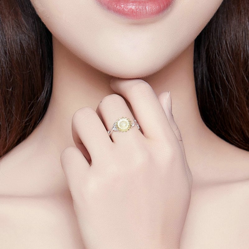 Bague Tournesol <titolo_esteso><span>en argent 925 plaqué or blanc ajustable avec pétales plaqués or jaune</span></titolo_esteso> - Image 2