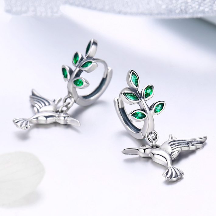 Boucles d’Oreilles Colibri avec Branche d’Olivier <myopt><span>Argent Sterling 925 plaqué or blanc avec zircons verts</span></myopt> - Image 4