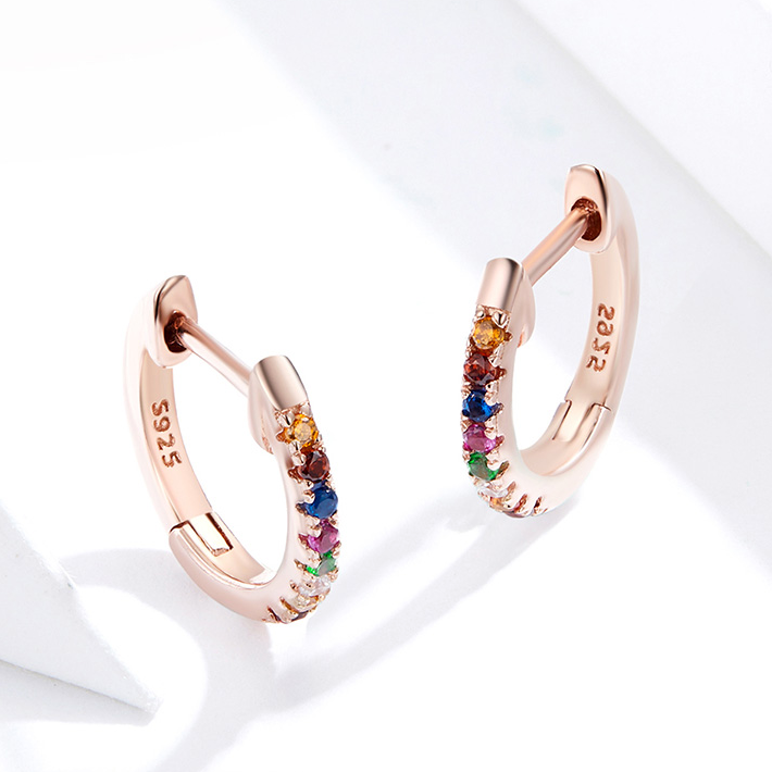 Boucles d'Oreilles Créoles Arc-en-ciel <titolo_esteso><span>en argent 925 plaqué or rose avec zircons colorés</span></titolo_esteso> - Image 3